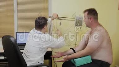 男医生用<strong>医疗器械</strong>检查病人。